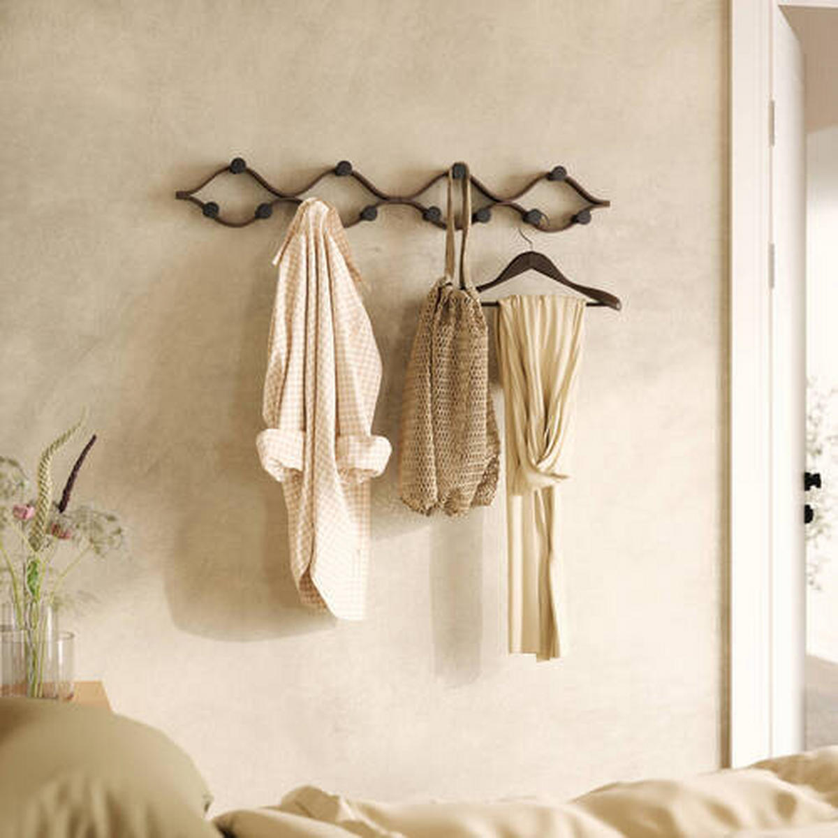 STENSKI OBEŠALNIK - črna/barva oreha, Konvencionalno, umetna masa/les (43/13/6cm) - Umbra