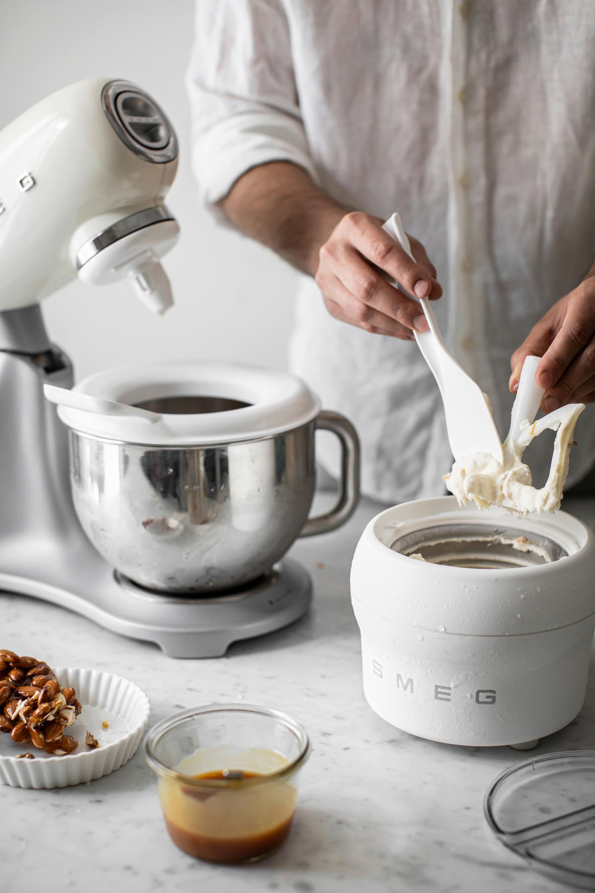 KÜCHENMASCHINE 50'S STYLE SMF02CREU  - Creme/Alufarben, Basics, Metall (40,2/37,8/22,1cm) - SMEG