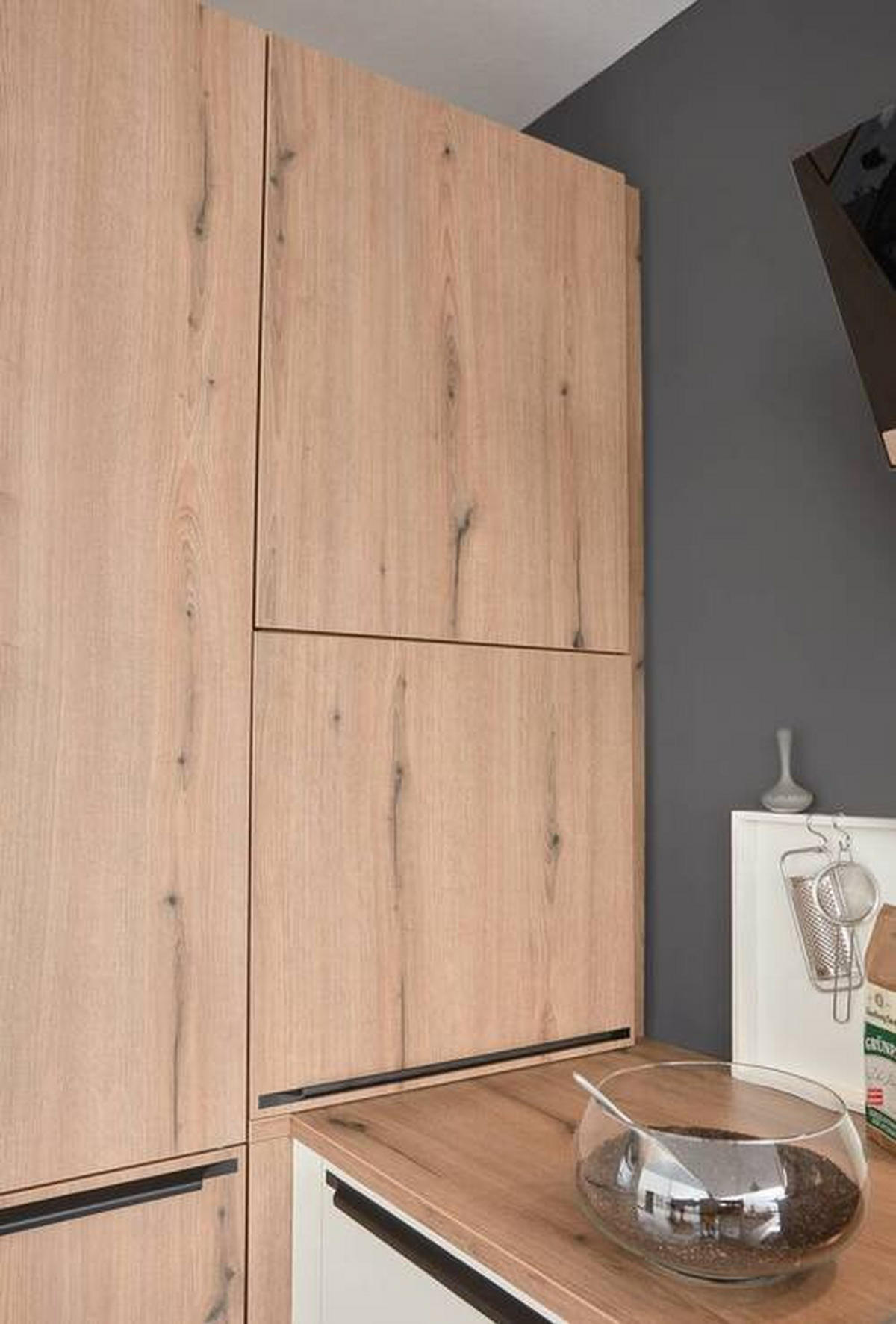 INBYGGNADSKÖK   - vit/ekfärgad, Design, trämaterial - Dieter Knoll