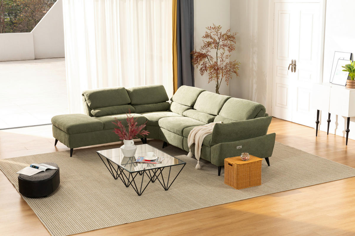 Livetastic ECKSOFA Grün Leinenoptik, links davon: Webteppich, Gardine in grün, Couchtisch in schwarz, rechts davon: Store in hellem Wohnzimmer.