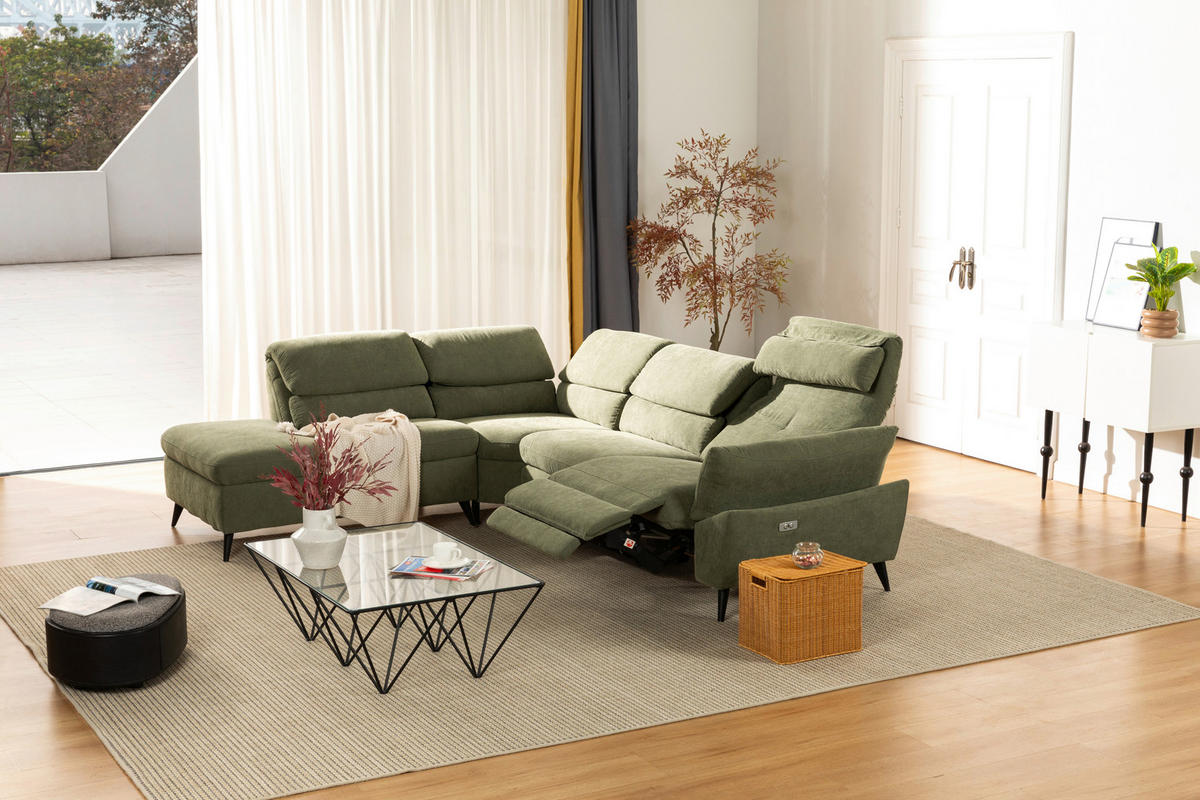 Livetastic ECKSOFA Grün Leinenoptik, links davon: Webteppich, Gardine in grün, Couchtisch in schwarz, Hocker in hellem Wohnzimmer.