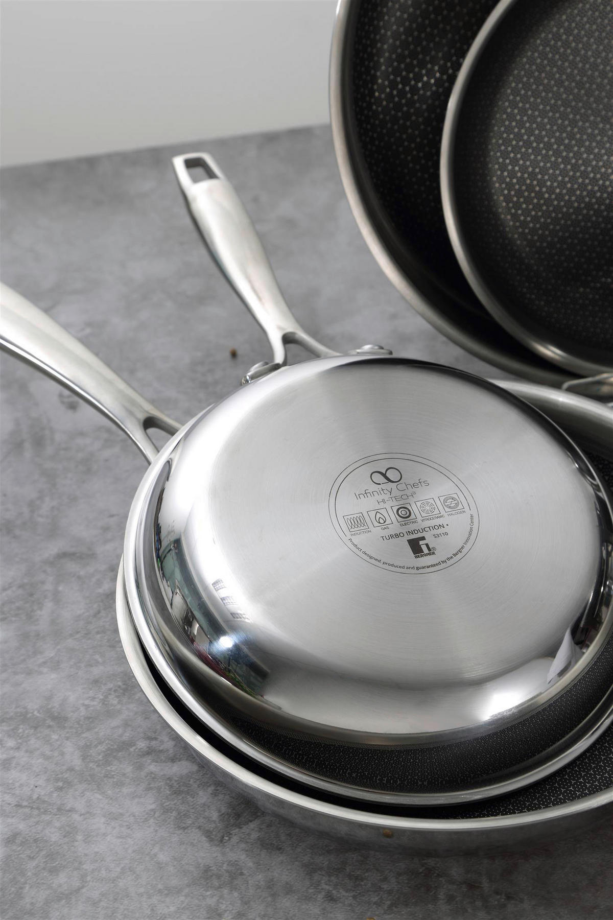 WOK  - Edelstahlfarben/Schwarz, Basics, Metall (53/29,5/9cm) - Masterpro