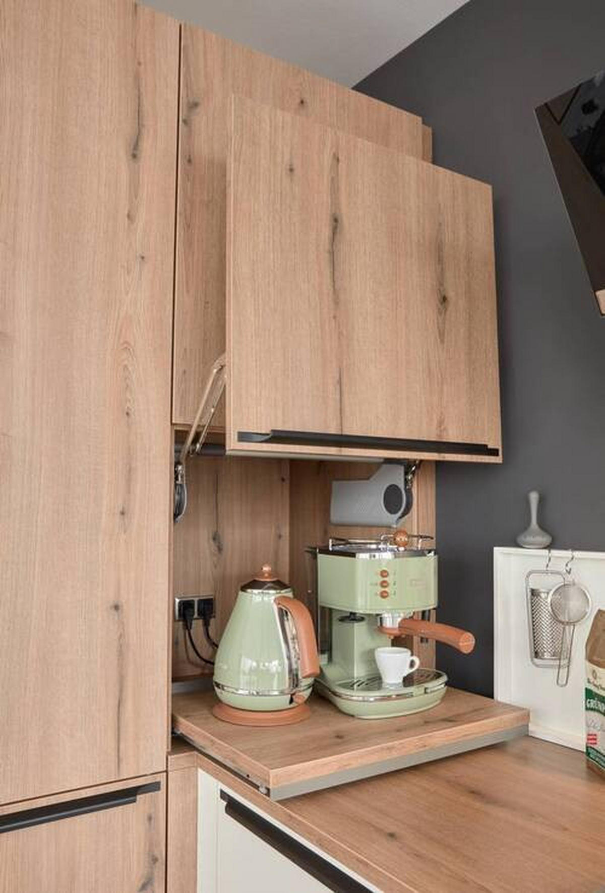 INBYGGNADSKÖK   - vit/ekfärgad, Design, trämaterial - Dieter Knoll