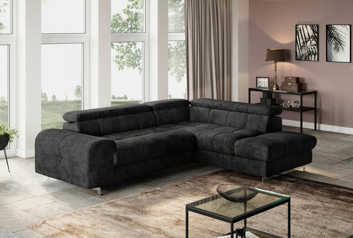 Livetastic ECKSOFA Schwarz Mikrofaser, links davon: Hochflorteppich, rechts davon: Couchtisch in schwarz, Gardine, Tischleuchte in braun in hellem Wohnzimmer.