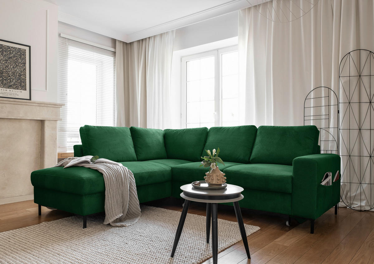 MID.YOU ECKSOFA Smaragdgrün Cord, links davon: Webteppich in grün, Decke in grün, rechts davon: Beistelltisch, Store in weiß in hellem Wohnzimmer.