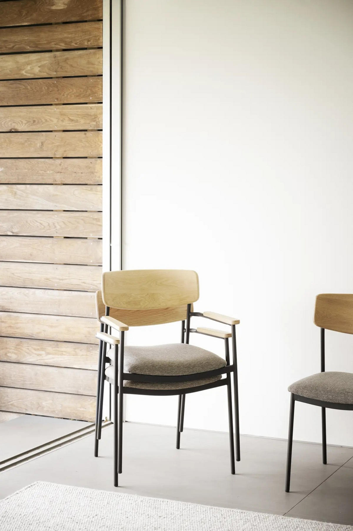 STOL MED ARMSTÖD  stapelbar   - beige/svart, Klassisk, metall/trä (59/83/53cm) - Rowico