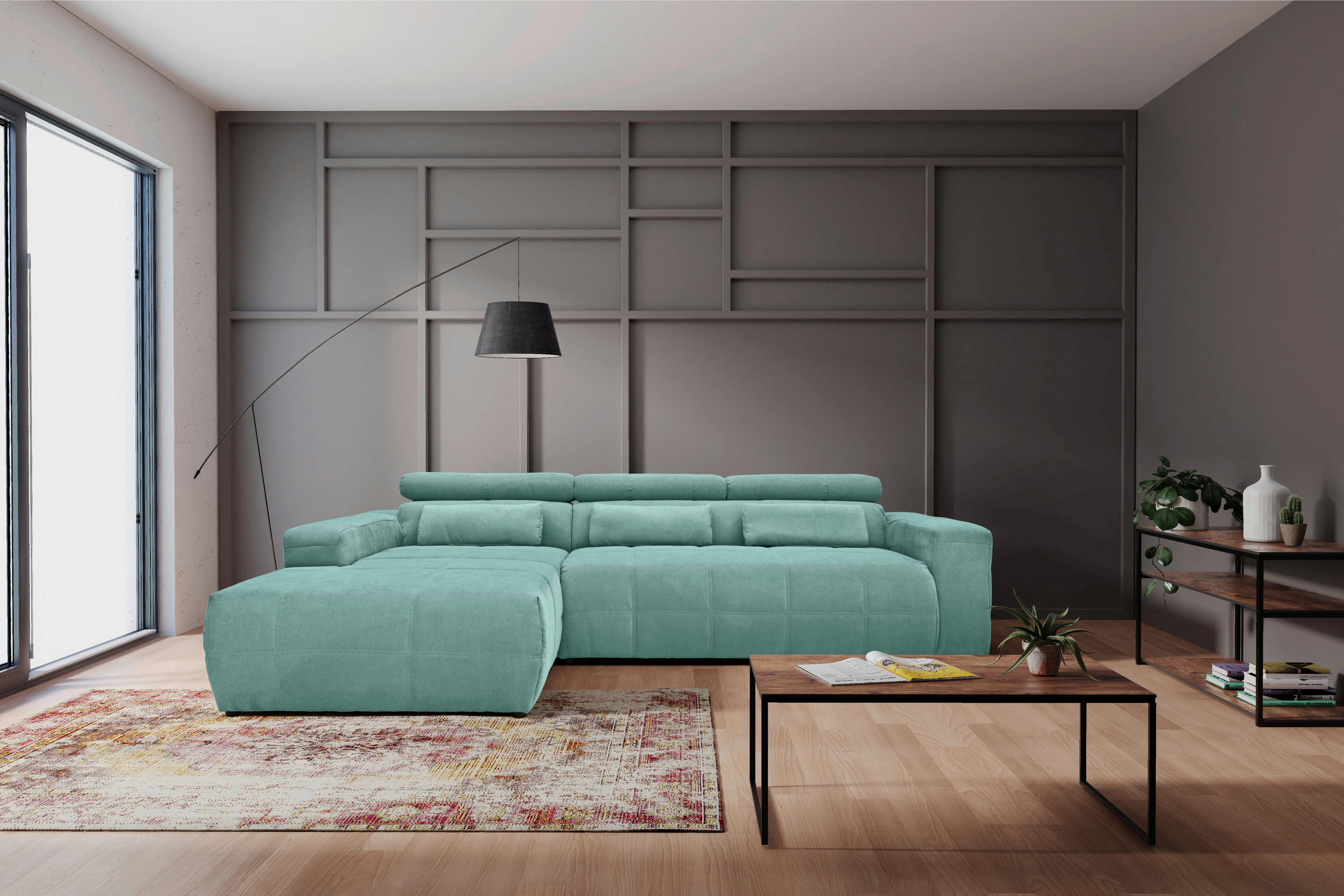 MID.YOU Schwebetürenschrank, links davon: Hochflorteppich, Stehleuchte, rechts davon: Couchtisch, Beistelltisch in hellem Wohnzimmer.