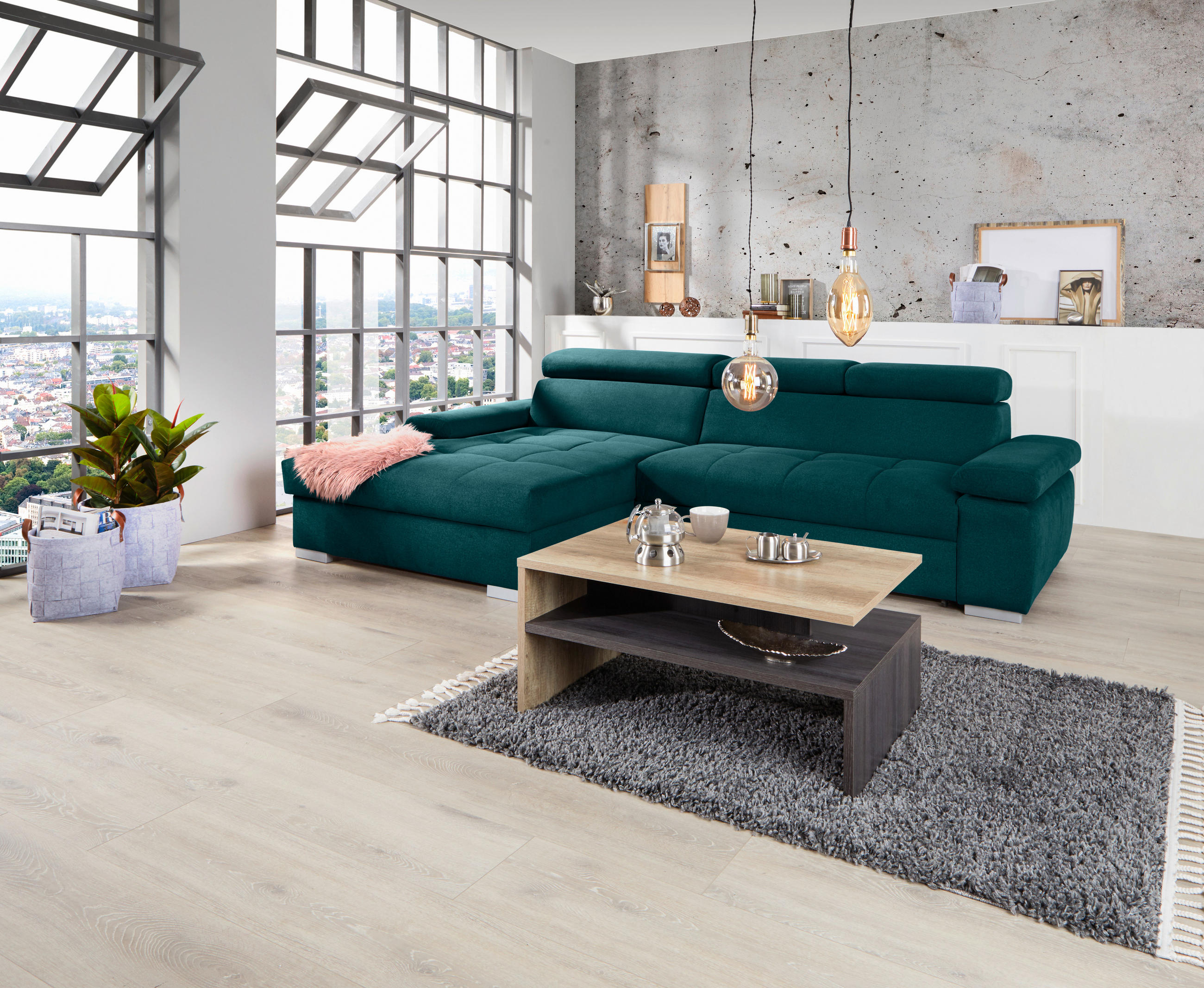 Livetastic ECKSOFA Dunkelgrün Velours, links davon: Topfpflanze, Kissen, rechts davon: Hochflorteppich in grau, Couchtisch in hellem Wohnzimmer.
