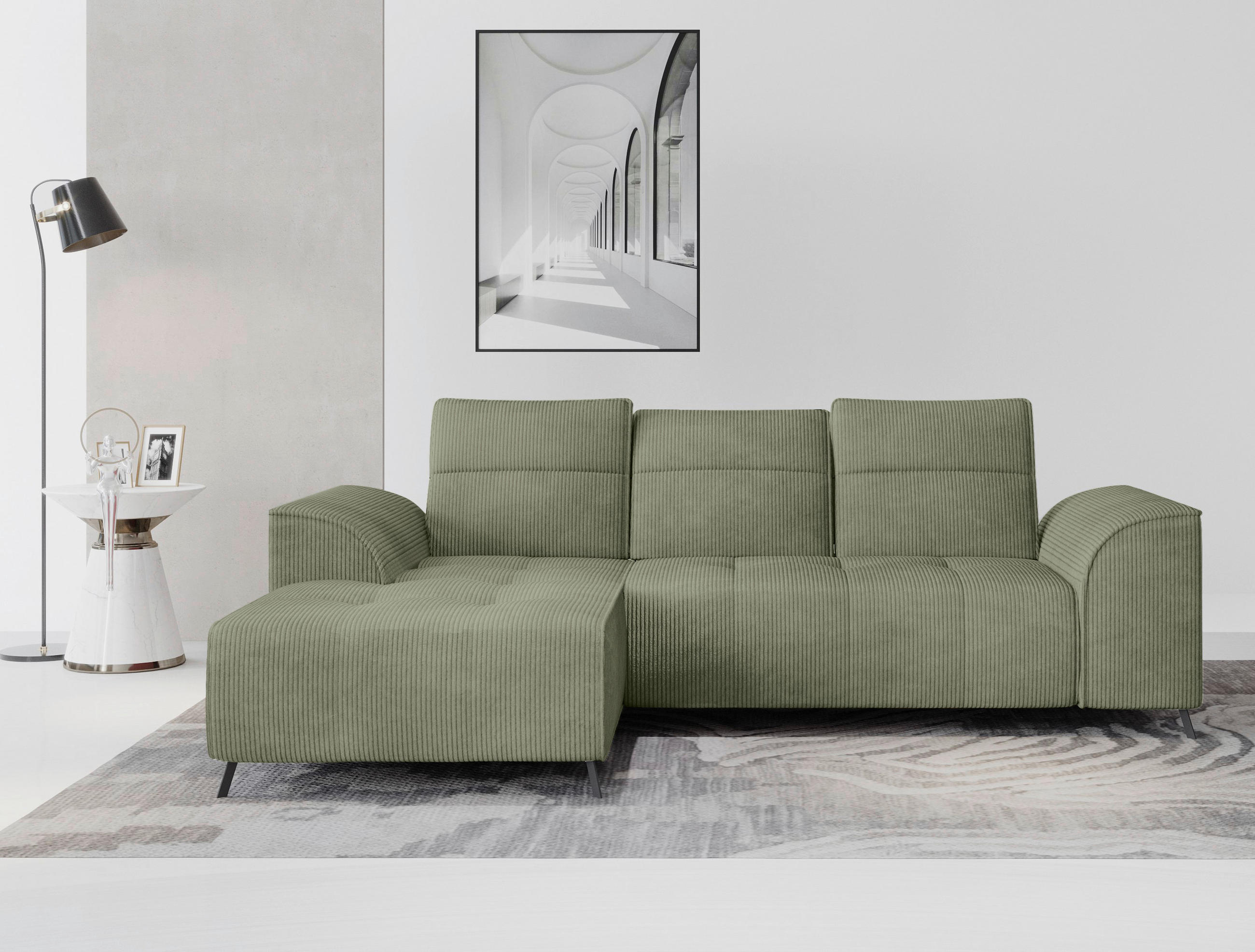 Carryhome ECKSOFA Olivgrün Cord, links davon: Stehleuchte in weiß, Bild in hellem Wohnzimmer.