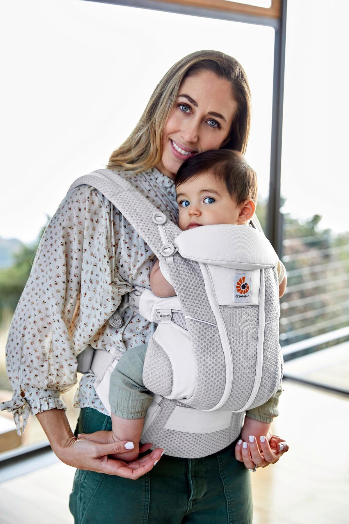 KENGUR NOSILJKA  Omni Breeze  - svetlosiva, Osnovno, tekstil (0,7kg) - Ergo Baby