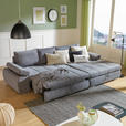 Das Bild zeigt ein modernes Wohnzimmer mit einem grauen Sofa, einem Couchtisch, einem Teppich, einer Stehlampe und einem Vorhang. Auf dem Sofa liegen zwei Kissen mit der Aufschrift 