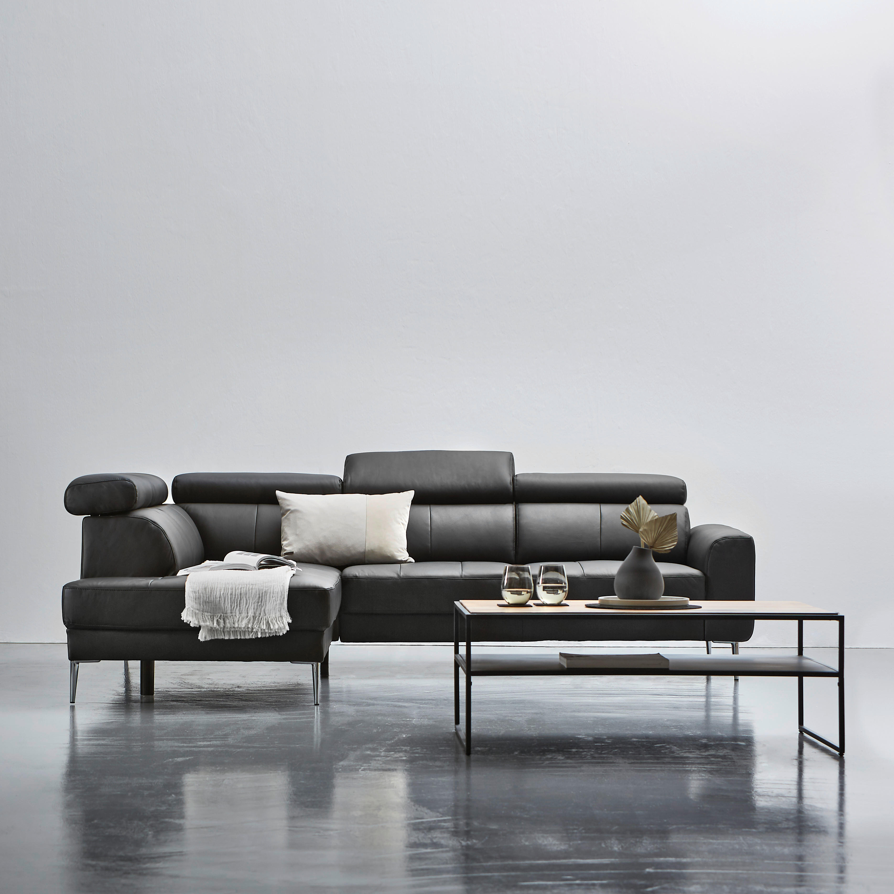 CloseUp von Hom`in ECKSOFA Schwarz Echtleder.
