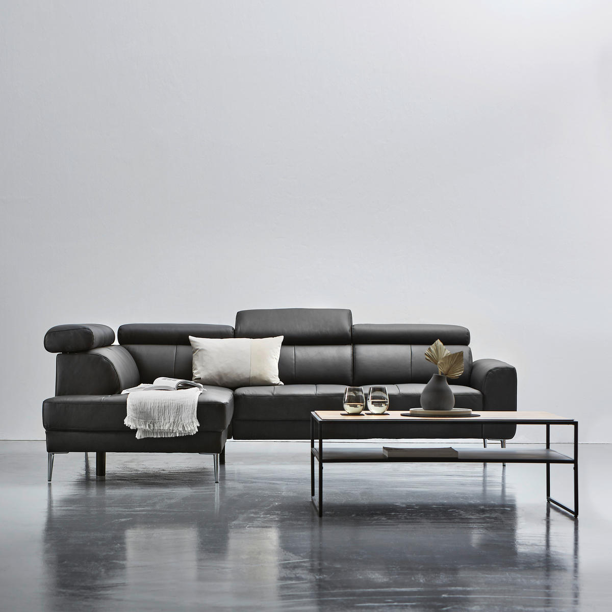 CloseUp von Hom`in ECKSOFA Schwarz Echtleder.