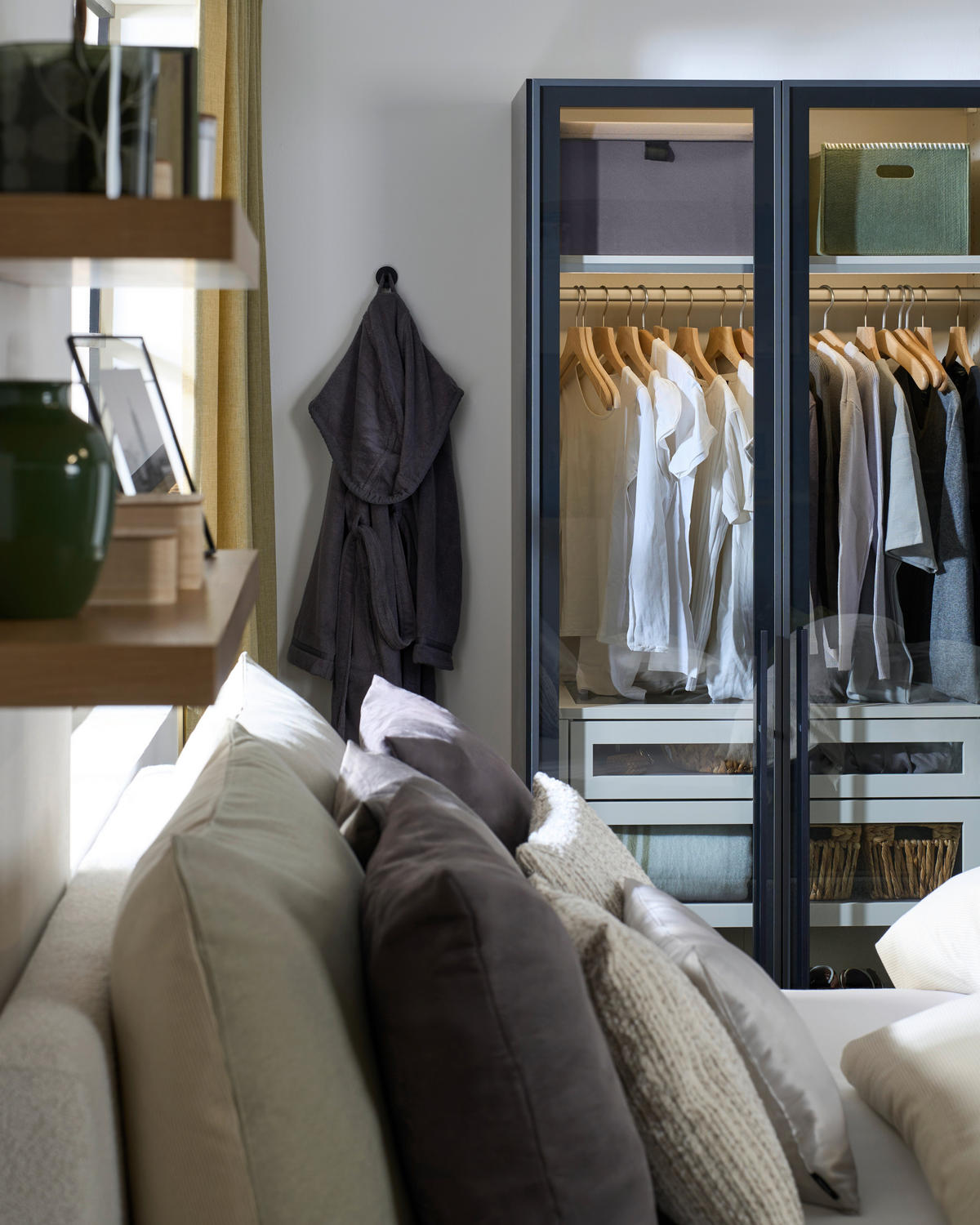 DREHTÜRENSCHRANK 253/220/59 cm,  in Schwarz, 5-türig  - Silberfarben/Schwarz, Design, Glas/Holzwerkstoff (253/220/59cm) - Jutzler