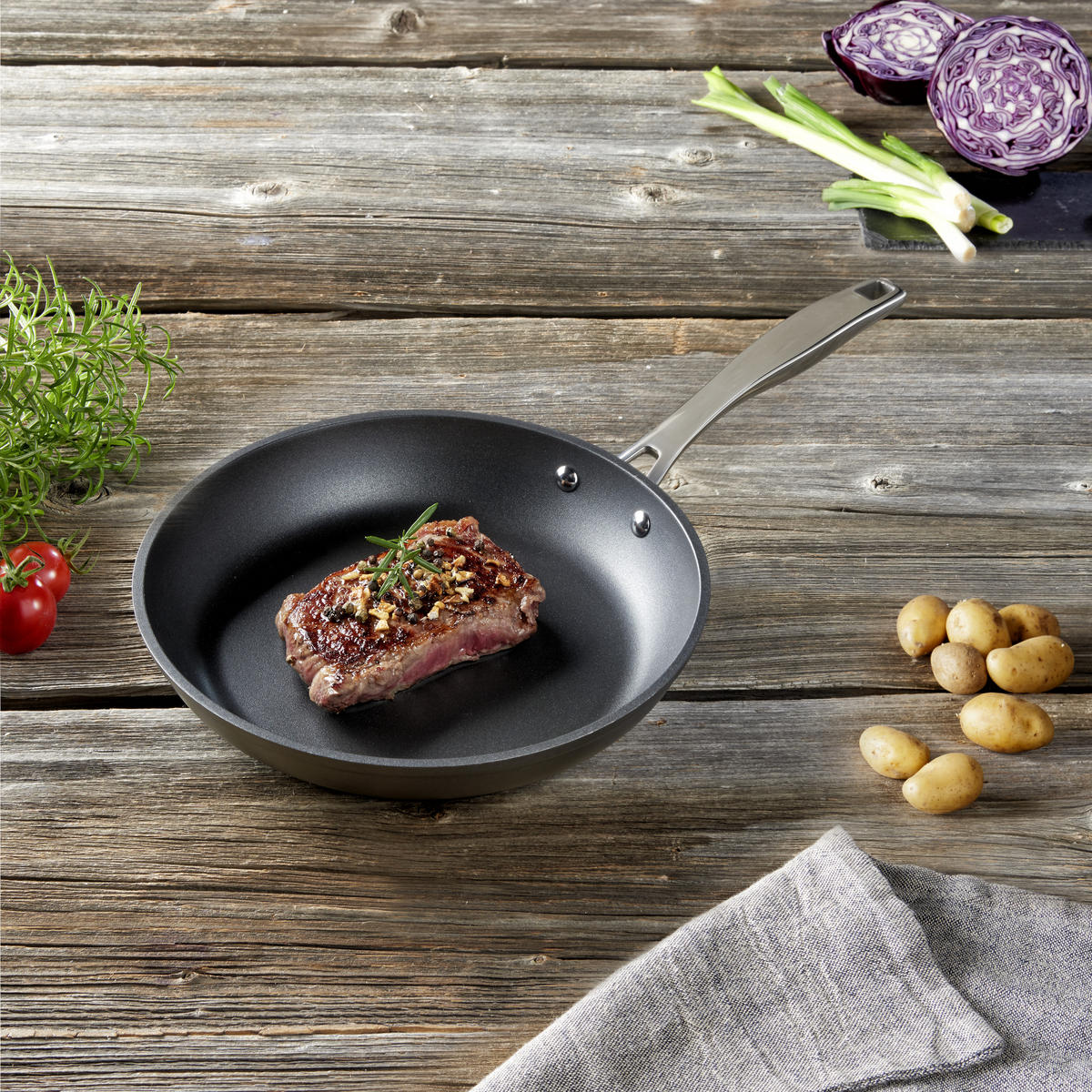 PÁNEV NA SMAŽENÍ  nepřilnavý povrch ILAG®  24 cm  - černá/tmavě šedá, Basics, kov (24cm) - Homeware Profession.