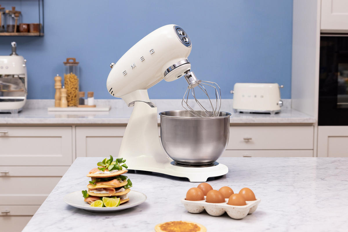 KÜCHENMASCHINE 50´S STYLE SMF05CREU  - Creme/Alufarben, Basics, Metall (40,2/37,8/22,1cm) - SMEG