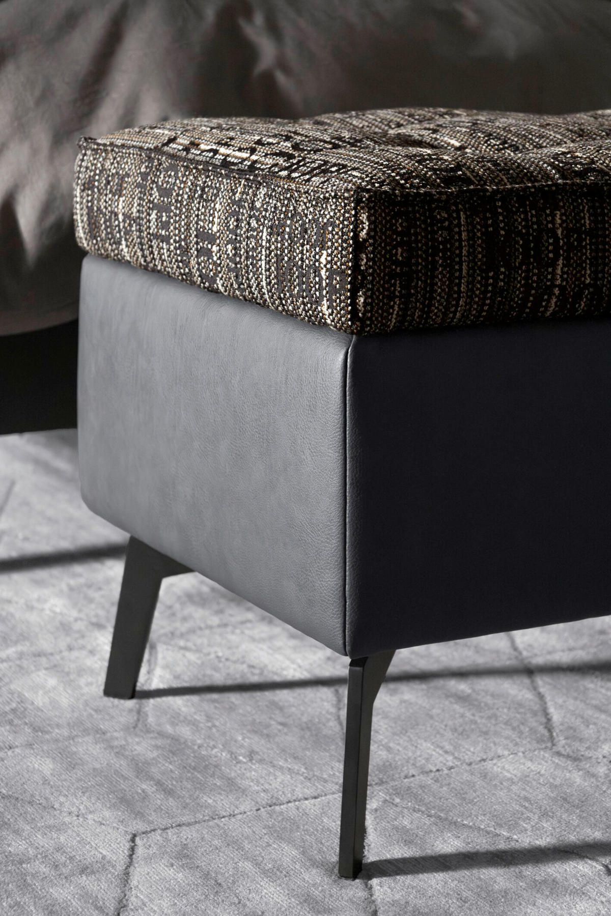 BETTBANK Webstoff, Lederlook (vegan) Dunkelgrau  - Dunkelgrau/Schwarz, Design, Textil/Metall (143/54/51cm) - Joop!