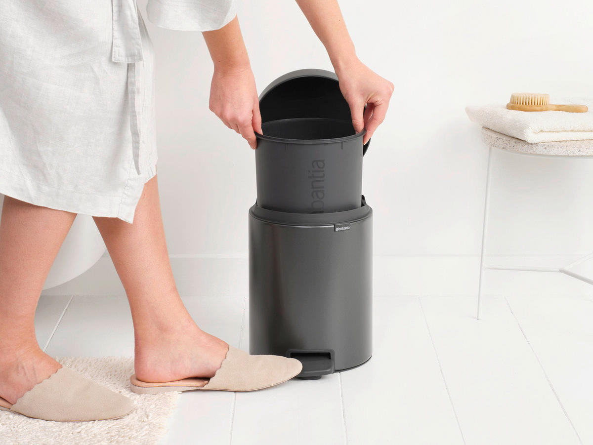 KOŠ S NOŽNOM PAPUČICOM  5 l  New Icon  - tamno siva/antracit, Basics, metal/plastika (20.5/29.1/27.2cm) - Brabantia