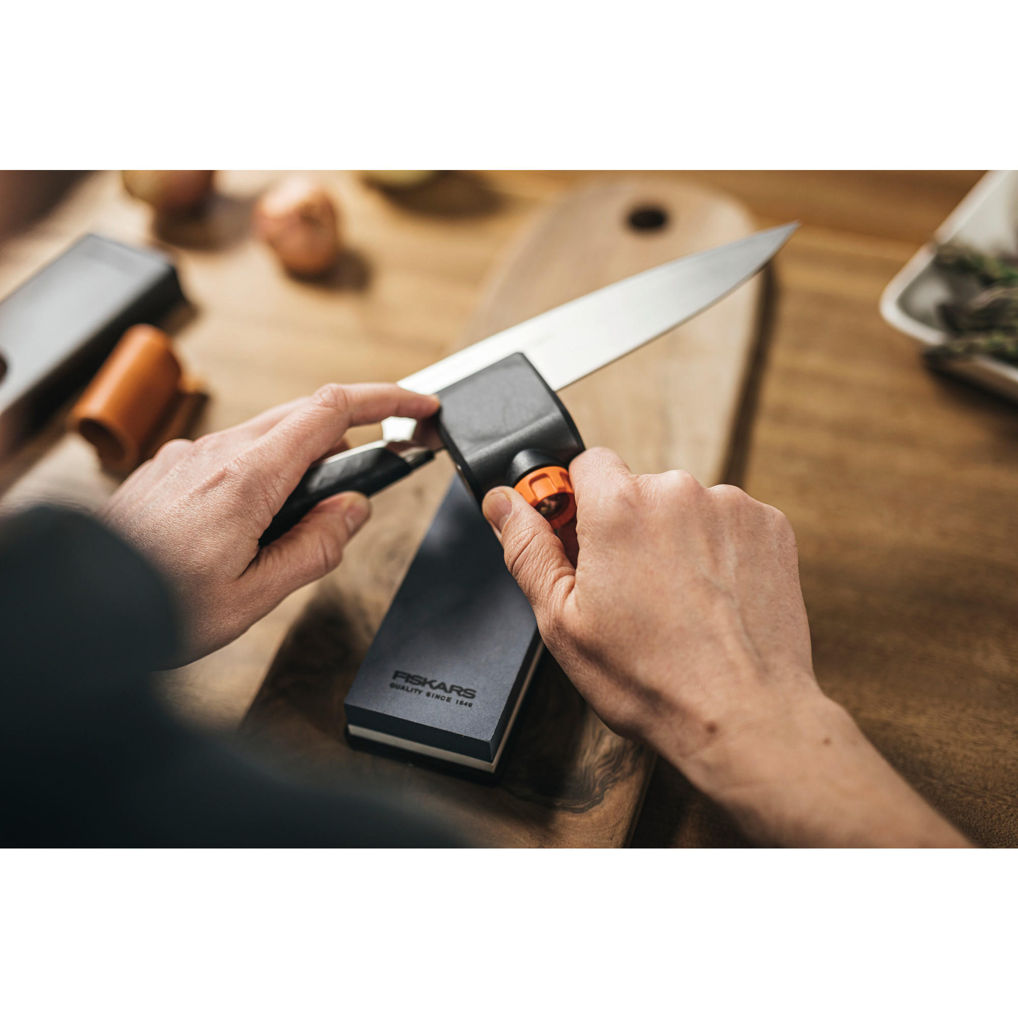 BRUSILEC ZA NOŽE - Basics, kamen (25,3/4,4/7,9cm) - Fiskars