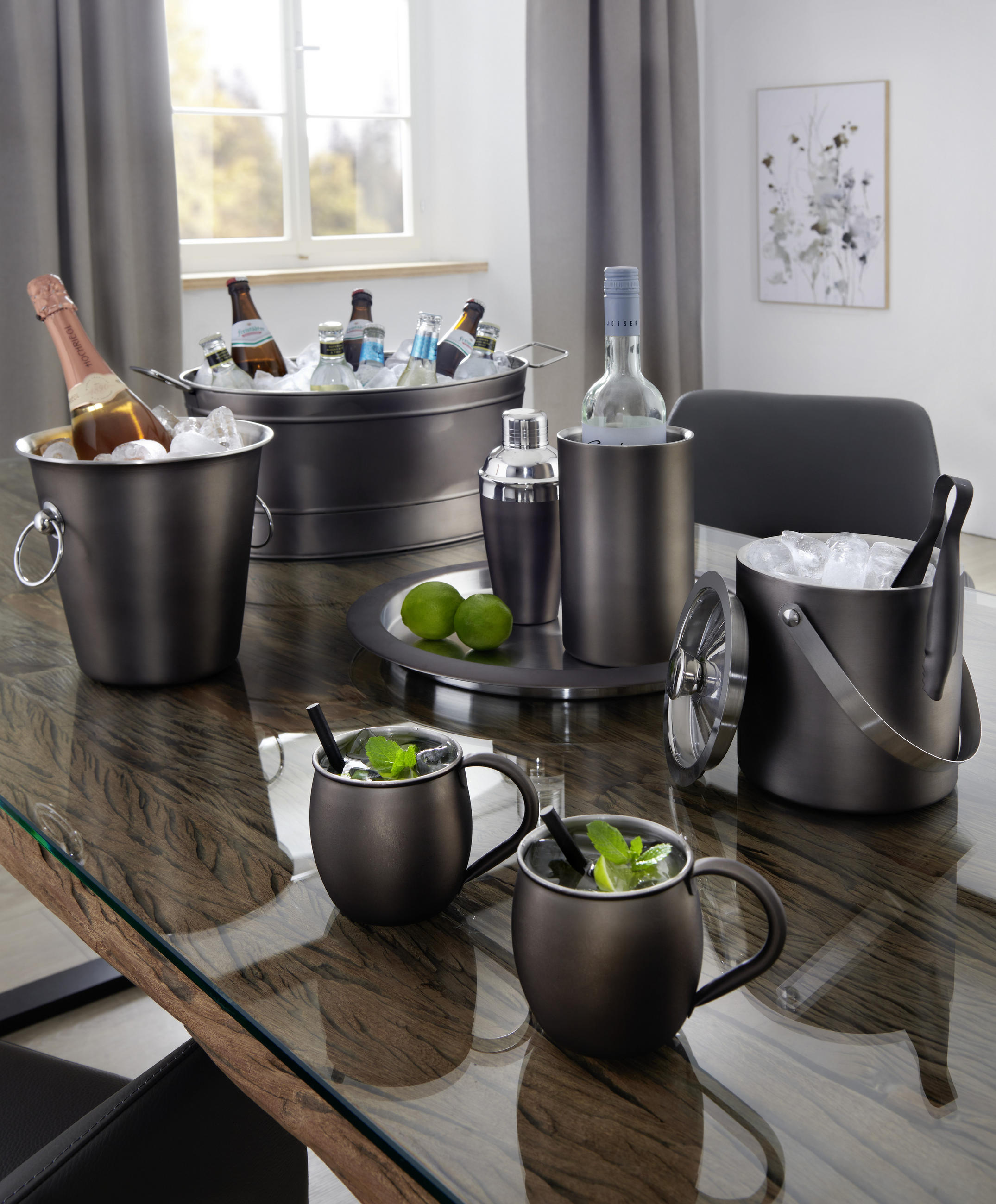 Snyggt set med champagnekylare, ishink, vinkylare, coctailshaker, flaskkylare och glas i rostfritt stål med en snygg matt yta