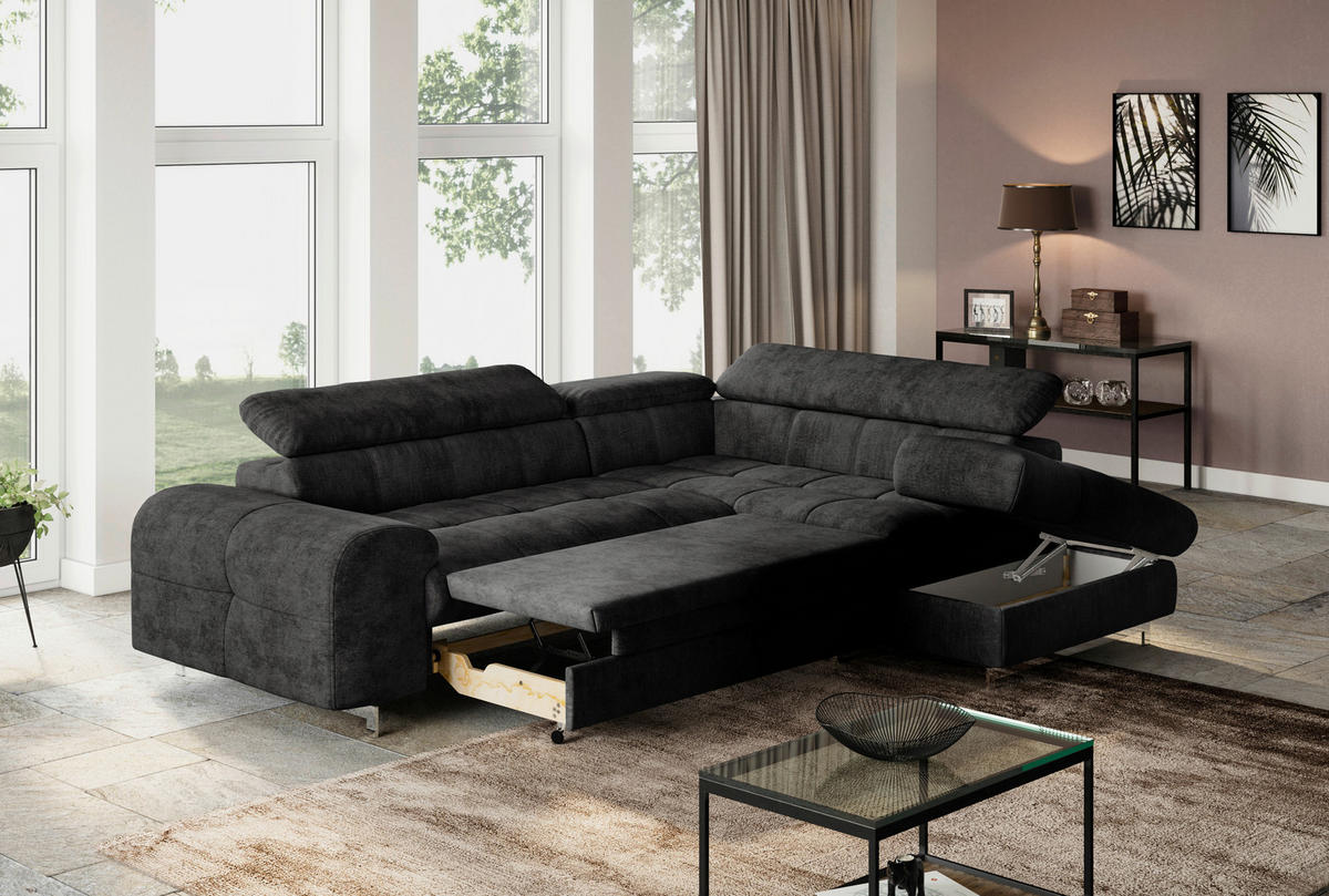 Livetastic ECKSOFA Schwarz Mikrofaser, links davon: Webteppich in schwarz, rechts davon: Couchtisch, Gardine, Tischleuchte in braun in hellem Wohnzimmer.