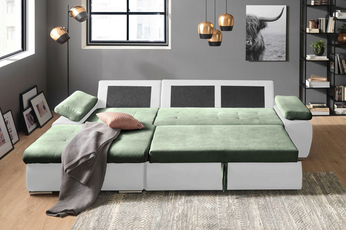 MID.YOU ECKSOFA Weiß, Olivgrün Flachgewebe, links davon: Decke, Bild, rechts davon: Regal in schwarz, Deckenbeleuchtung in hellem Wohnzimmer.
