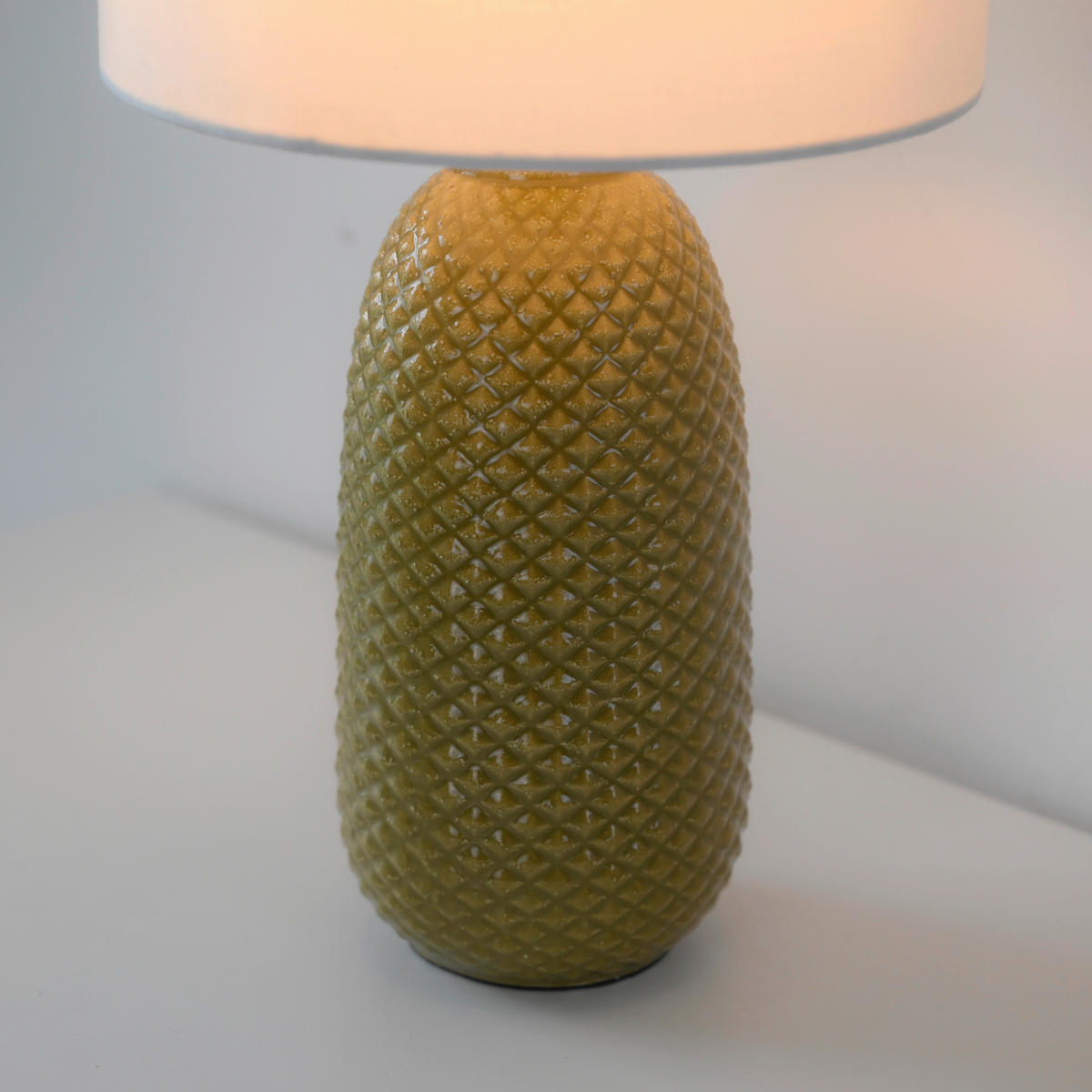 TISCHLEUCHTE PINE 20/20/38 cm  - Currygelb/Weiß, Design, Glas/Kunststoff (20/20/38cm)