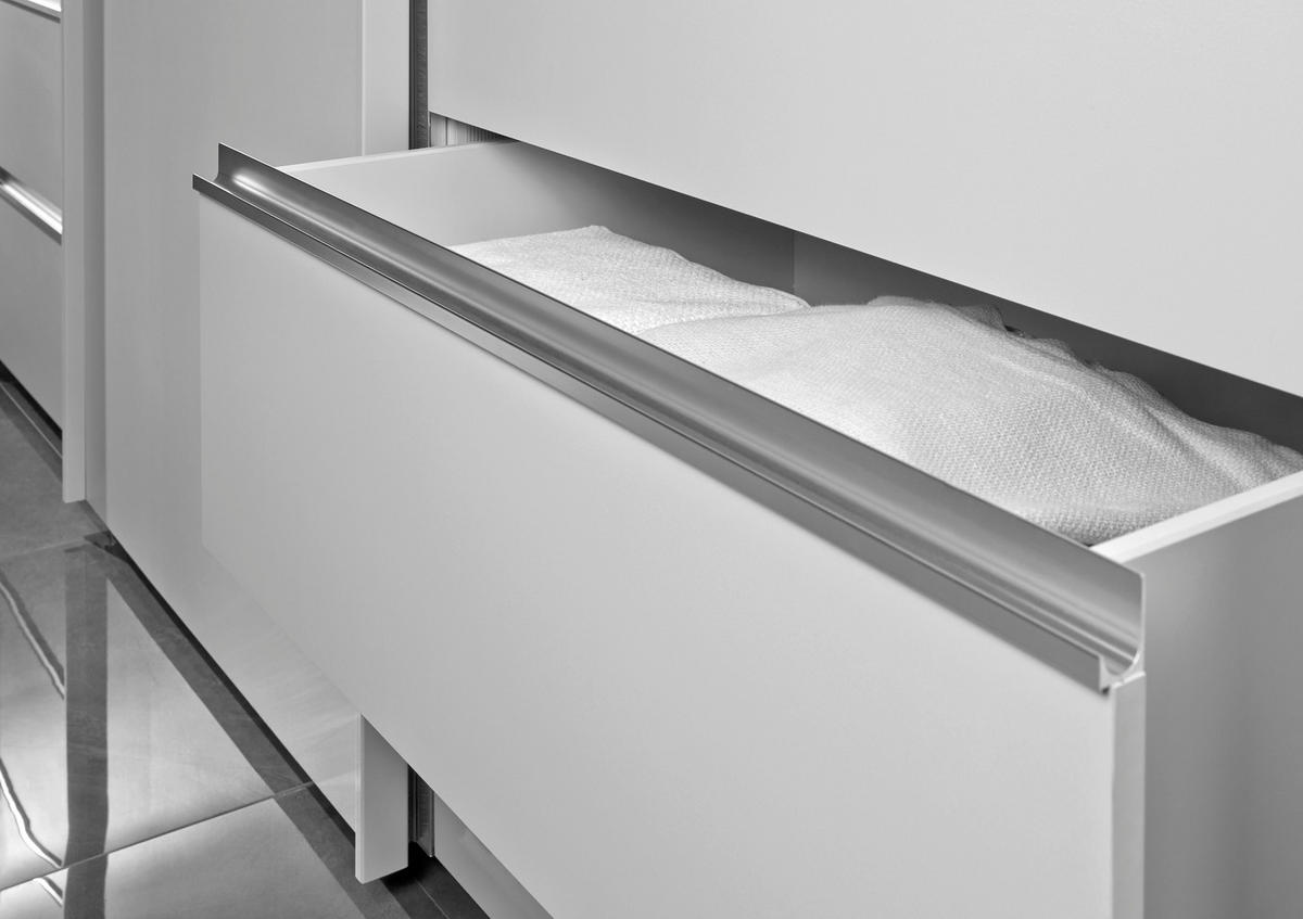 SCHWEBETÜRENSCHRANK in Weiss  - Chromfarben/Weiss, Design, Glas/Holzwerkstoff (330/217/67cm) - Novel