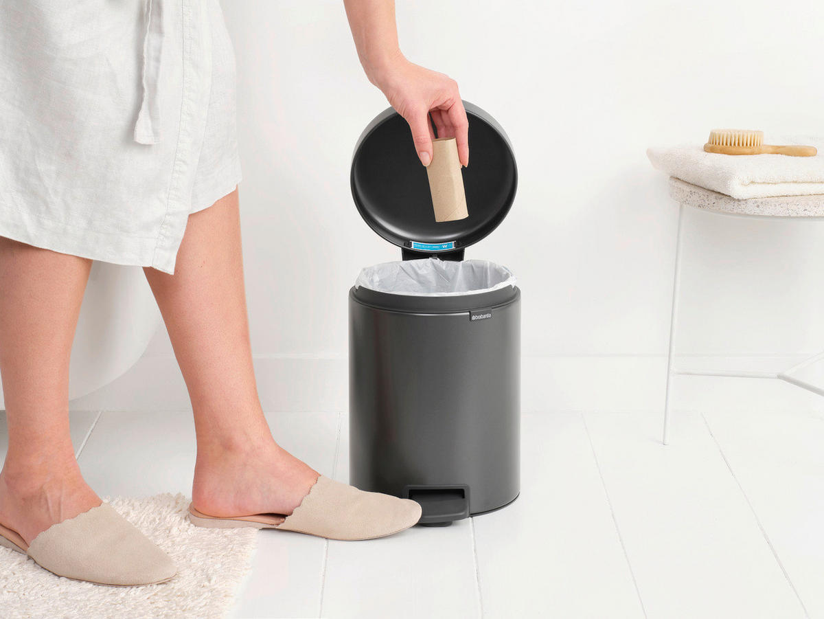 KOŠ S NOŽNOM PAPUČICOM  5 l  New Icon  - tamno siva/antracit, Basics, metal/plastika (20.5/29.1/27.2cm) - Brabantia