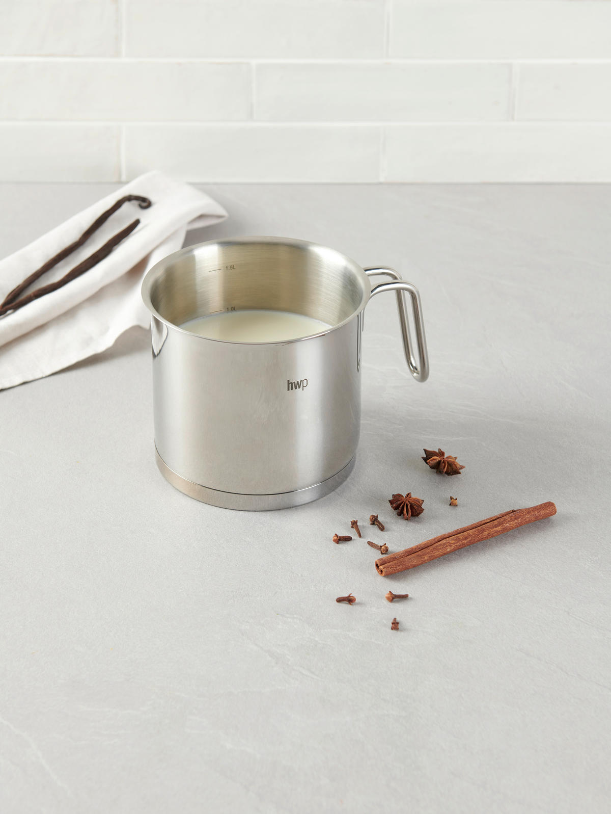 OALĂ PENTRU FIERT LAPTE 1,5 l  - argintiu, Basics, metal (14/12cm) - Homeware Profession.