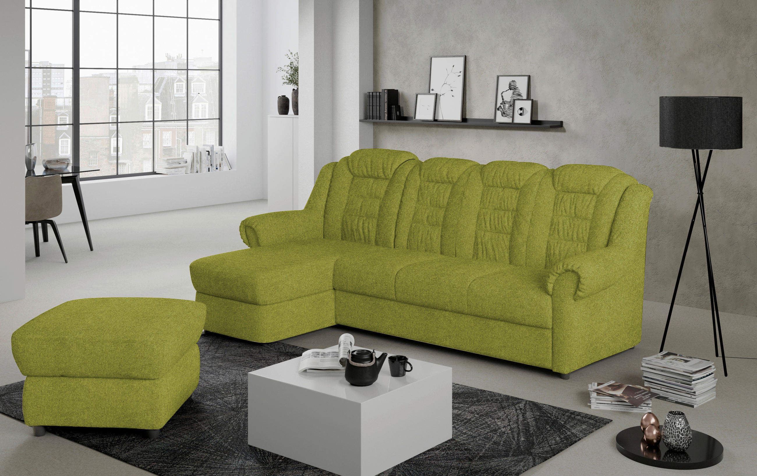Livetastic ECKSOFA Grün Chenille, links davon: Hochflorteppich, Couchtisch, rechts davon: Stehleuchte, Lektüre in schwarz in hellem Wohnzimmer.