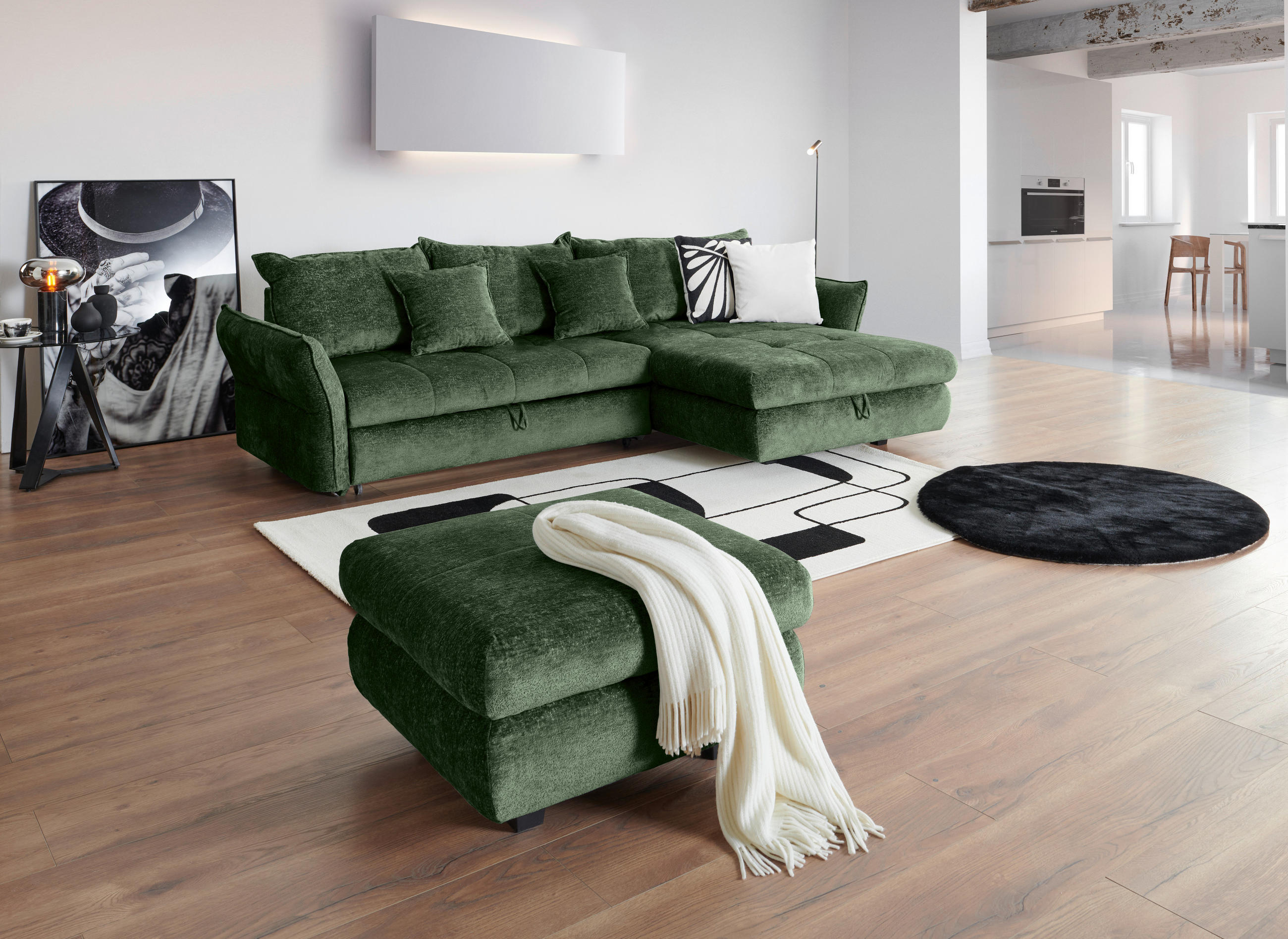 Stylife ECKSOFA Waldgrün Chenille, links davon: Kissen in grün, rechts davon: Hochflorteppich in hellem Wohnzimmer.