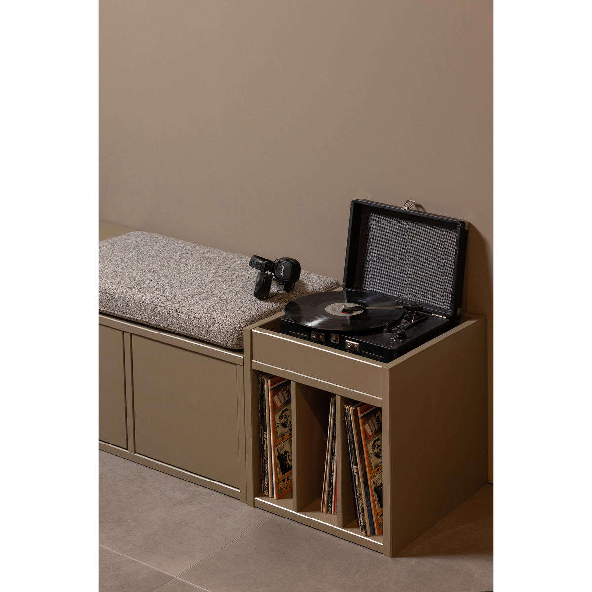 SCHALLPLATTENREGAL Kiefer Schlammfarben  - Schlammfarben, Design, Holz (44/47/44cm) - Livetastic