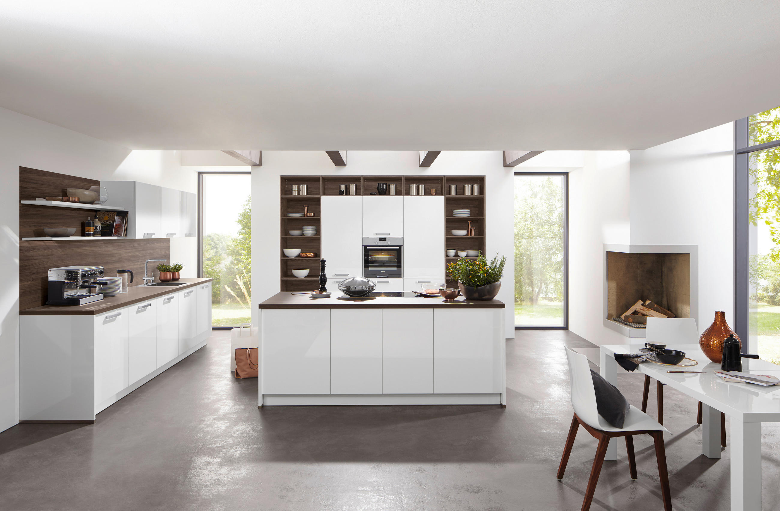 EINBAUKÜCHE   - Weiss/Nussbaumfarben, Design, Holzwerkstoff - Dieter Knoll