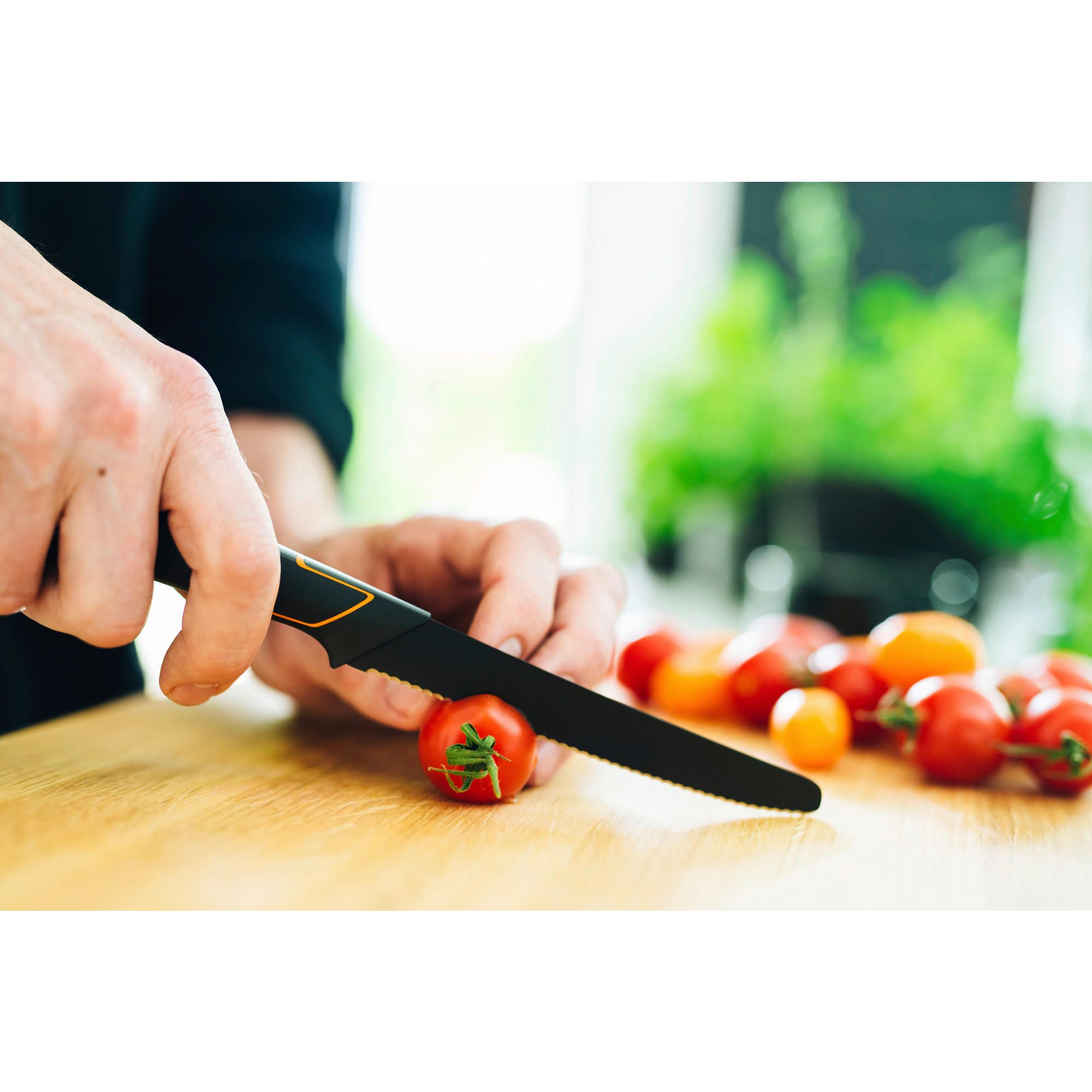 NOŽ ZA PARADIŽNIK  FISKARS EDGE        24,5 cm    nerjaveče jeklo - Basics, kovina/umetna masa (24,5cm) - Fiskars
