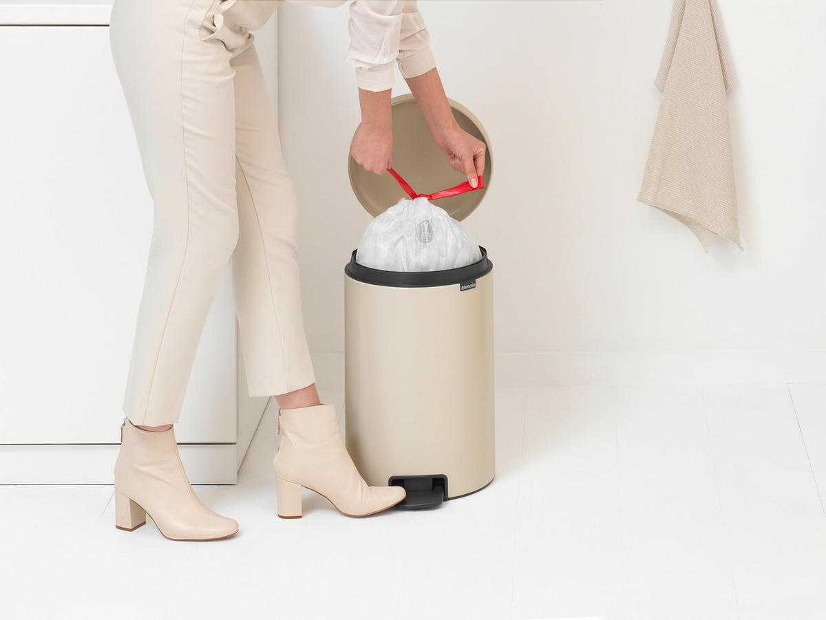 BILLENŐFEDELES SZEMETESVÖDÖR 20 l  - bézs/fekete, Basics, műanyag/fém (20l) - Brabantia