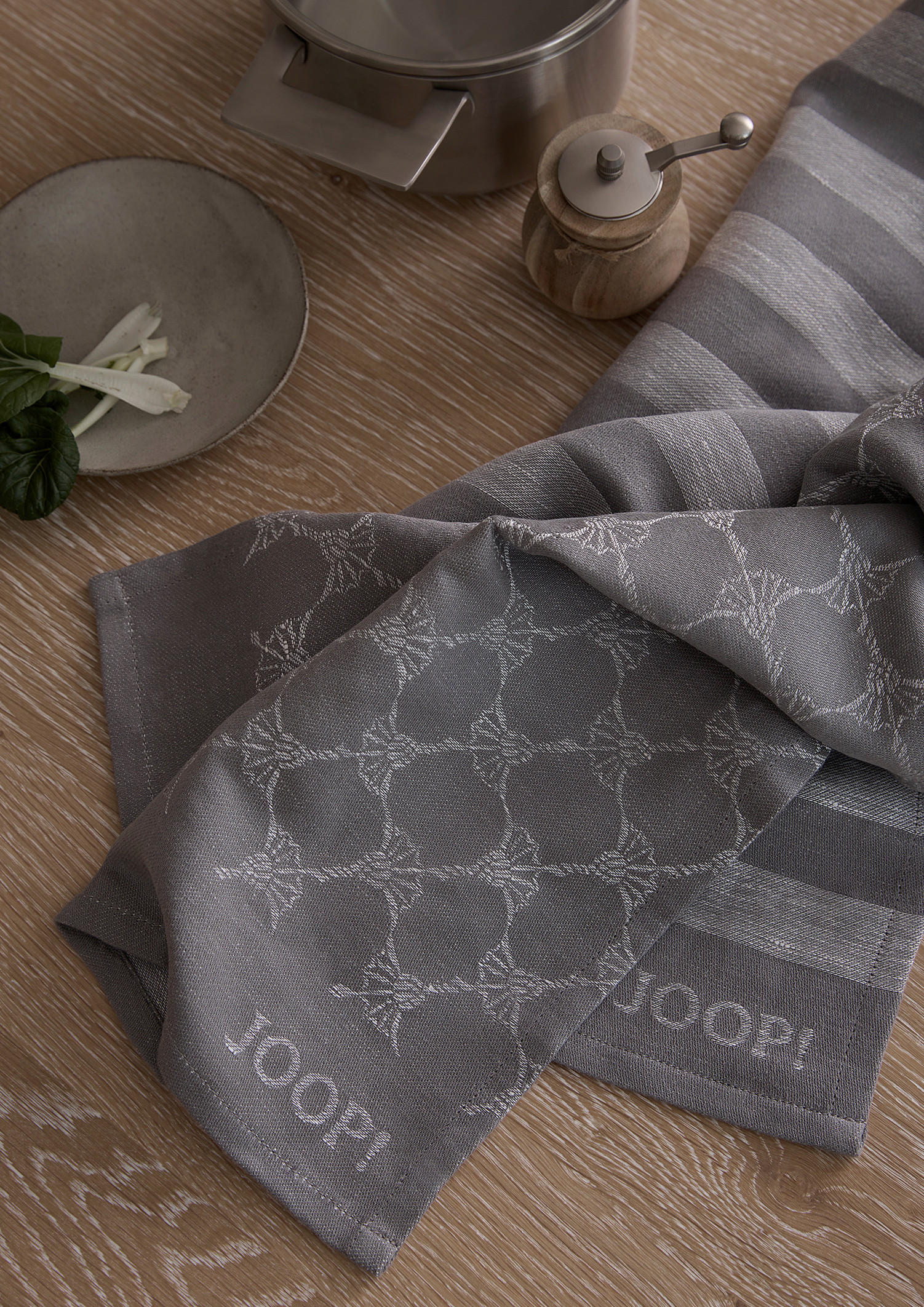 UTĚRKA NA NÁDOBÍ - platinová, Basics, textil (50/70cm) - Joop!