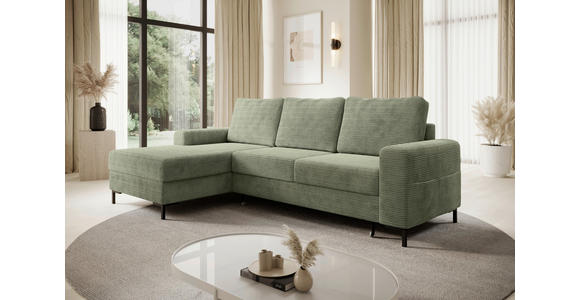 Carryhome ECKSOFA Olivgrün Cord, links davon: Hochflorteppich in weiß, Gardine, rechts davon: Couchtisch in weiß, Store in hellem Wohnzimmer.