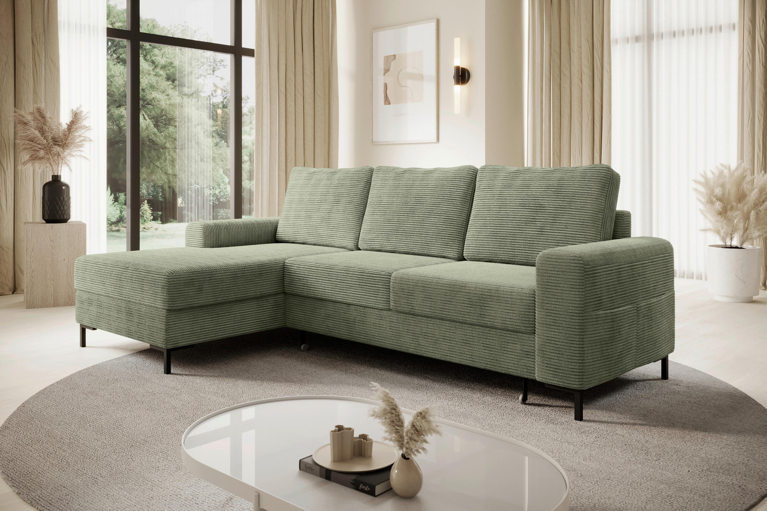 Carryhome ECKSOFA Olivgrün Cord, links davon: Hochflorteppich in weiß, Gardine, rechts davon: Couchtisch in weiß, Store in hellem Wohnzimmer.