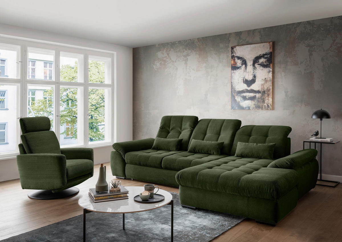 Livetastic ECKSOFA Dunkelgrün Cord, links davon: Hochflorteppich in grau, Couchtisch in grau, Polstersessel in grün, rechts davon: Bild in hellem Wohnzimmer.