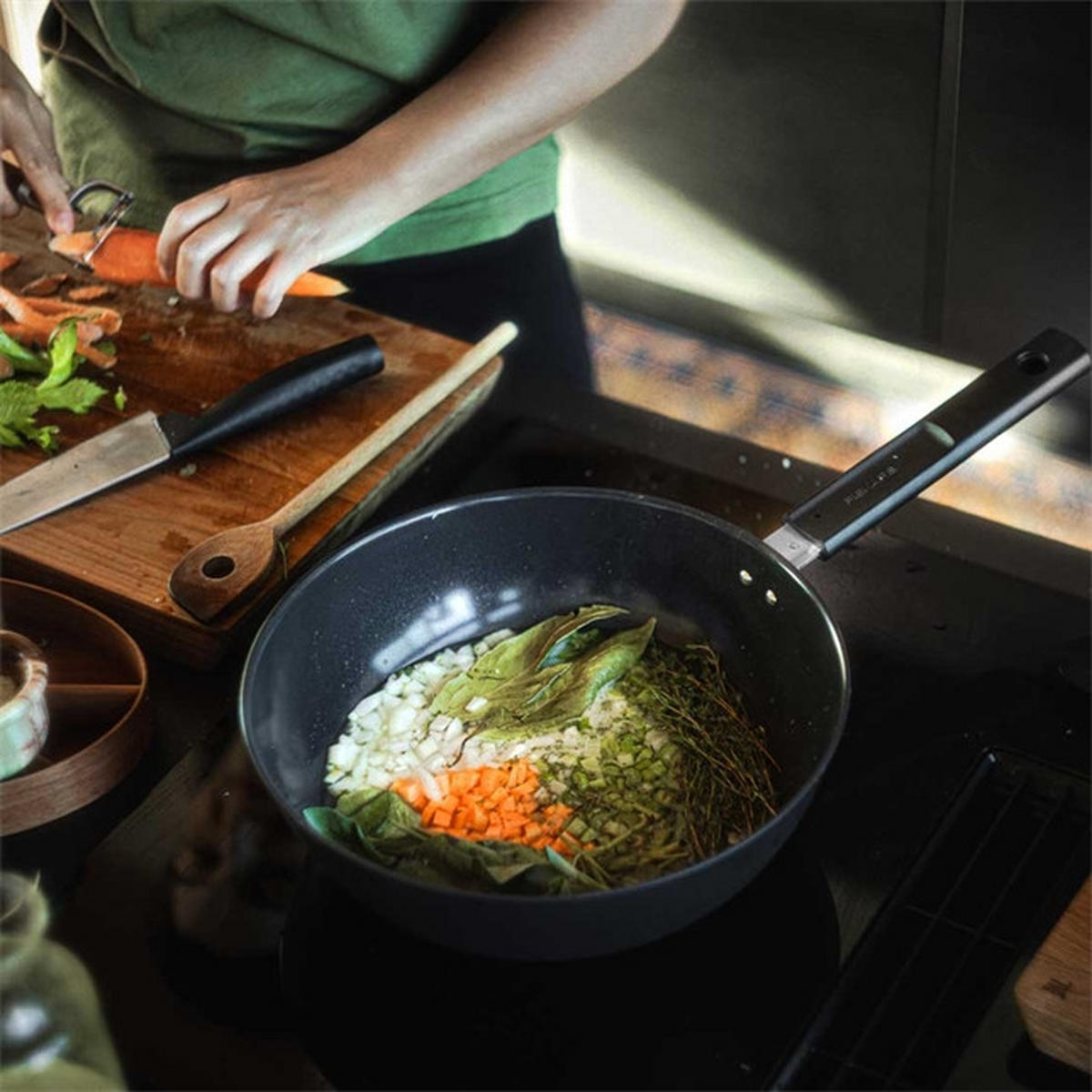 WOK  28 cm     HARD FACE  - crna, Basics, metal (28cm) - Fiskars