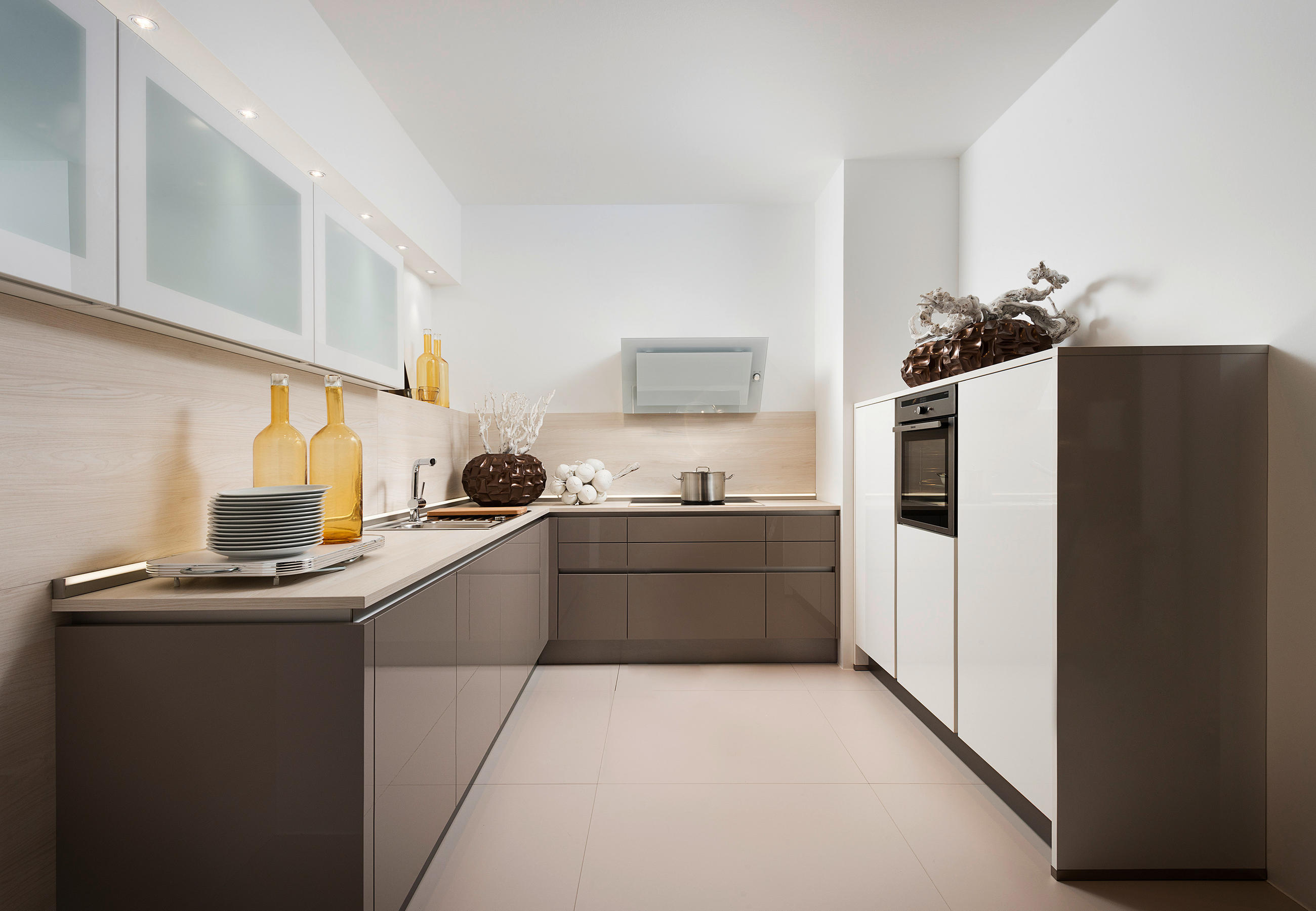 Bucătărie La Comandă   - magnolie/bej, Design, material pe bază de lemn - Dieter Knoll