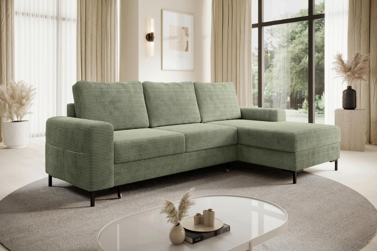 Carryhome ECKSOFA Olivgrün Cord, links davon: Hochflorteppich in weiß, Store, rechts davon: Couchtisch in weiß, Gardine in hellem Wohnzimmer.