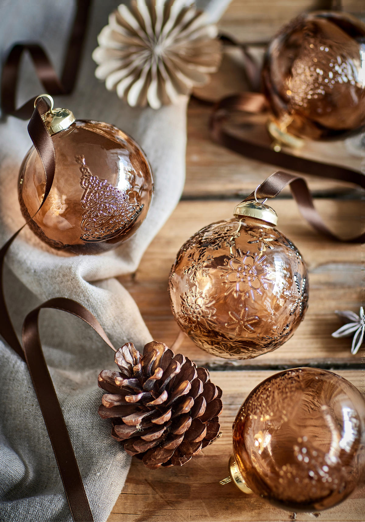 CHRISTBAUMKUGEL 8 cm Winter 2026  - Goldbraun, Basics, Glas (8cm) - FYNCH-HATTON