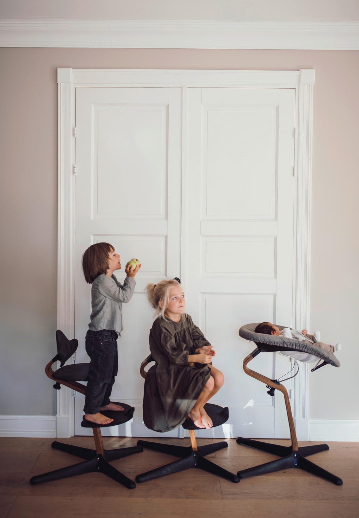 STOLČEK ZA HRANJENJE  NOMI    52/59/83,5 cm       barve bukve, črna  - črna/barve bukve, Trend, les (52/59/83,5cm) - Stokke