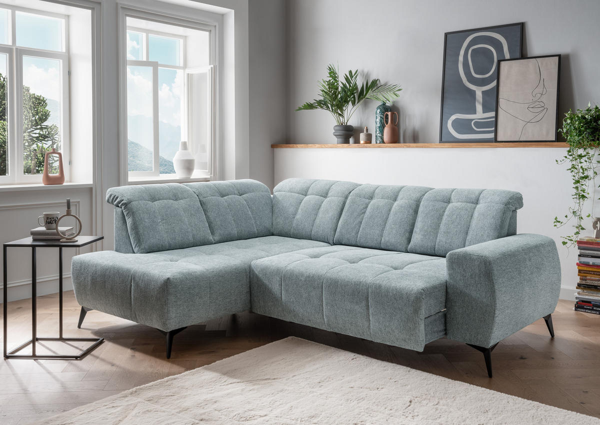 Livetastic ECKSOFA Mintgrün Chenille, links davon: Hochflorteppich, Beistelltisch in grau, rechts davon: Topfpflanze in grün, Bild in hellem Wohnzimmer.