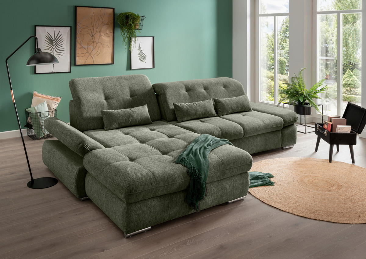 Livetastic ECKSOFA Dunkelgrün Chenille, rechts davon: Hochflorteppich, Topfpflanze in grün, Kissen in grün, Decke in grün in hellem Wohnzimmer.
