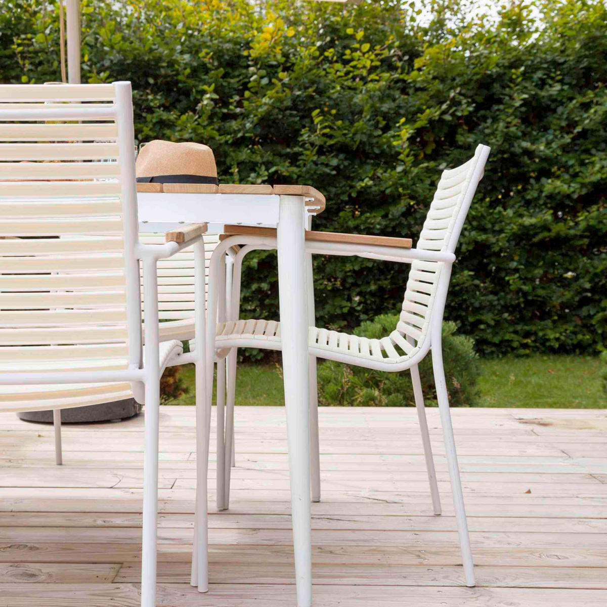 GARTENSTUHL Kunststoff Weiss  - Weiss/Teakfarben, Natur, Holz/Kunststoff (60/84/56cm) - Gardenson