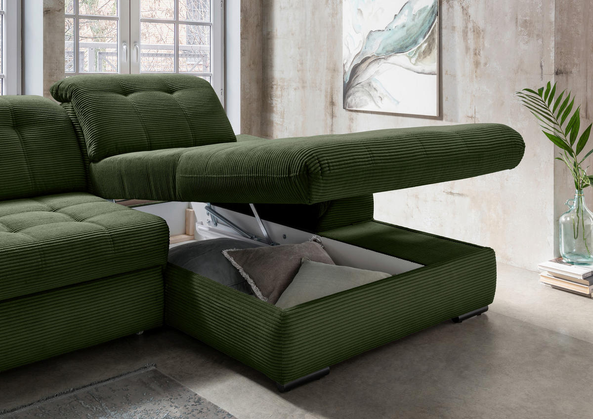 Livetastic ECKSOFA Dunkelgrün Cord, links davon: Decke in grün, rechts davon: Kissen, Bild, Topfpflanze in grün in dunklem Wohnzimmer.