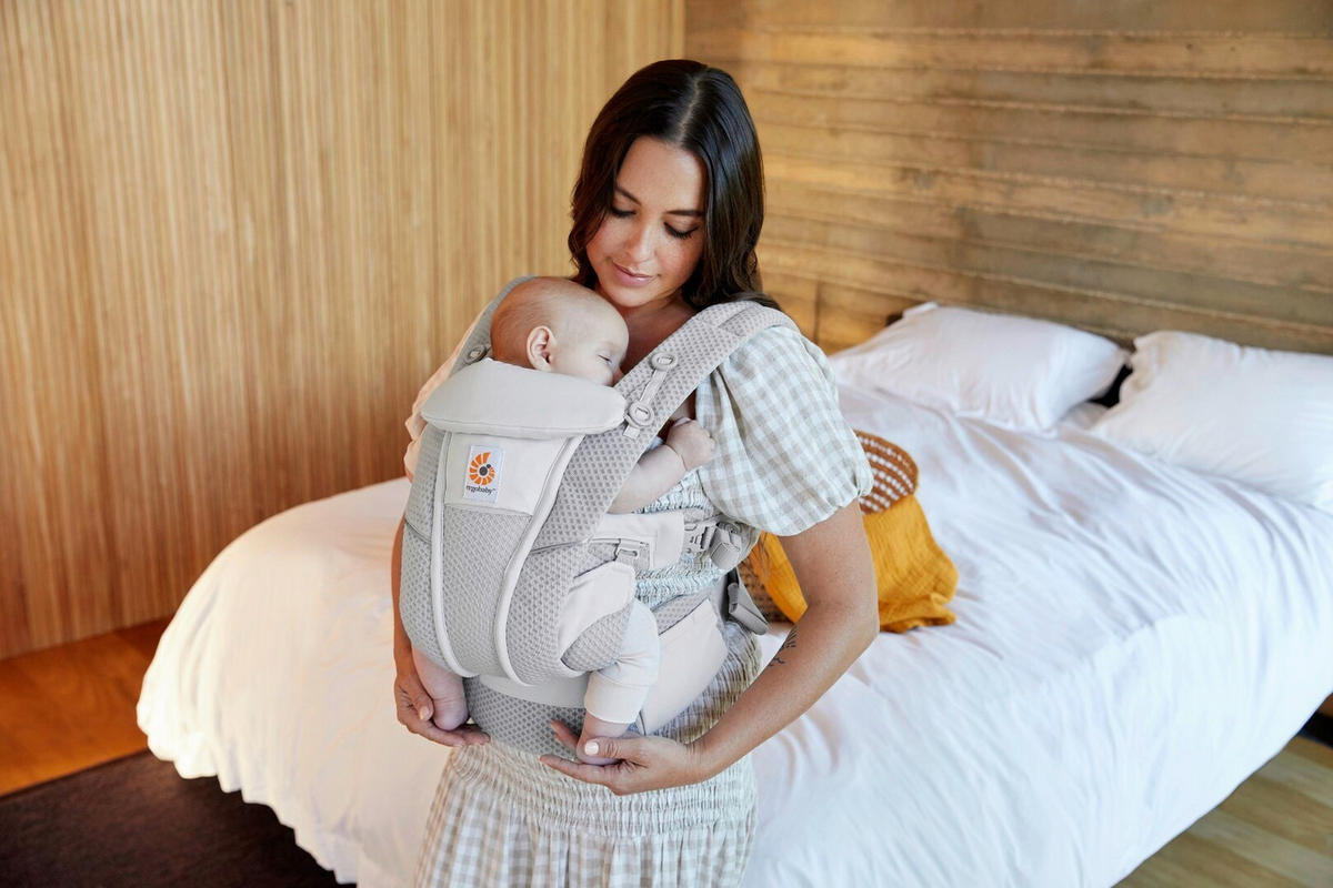 KENGUR NOSILJKA  Omni Breeze  - svetlosiva, Osnovno, tekstil (0,7kg) - Ergo Baby